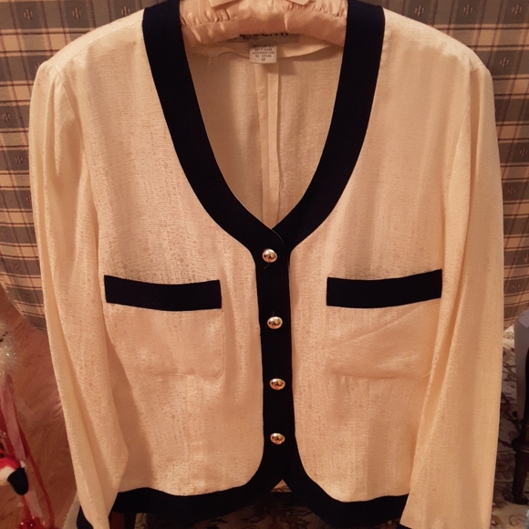 100% silk blouse. Navy trim - Picture 1 of 3